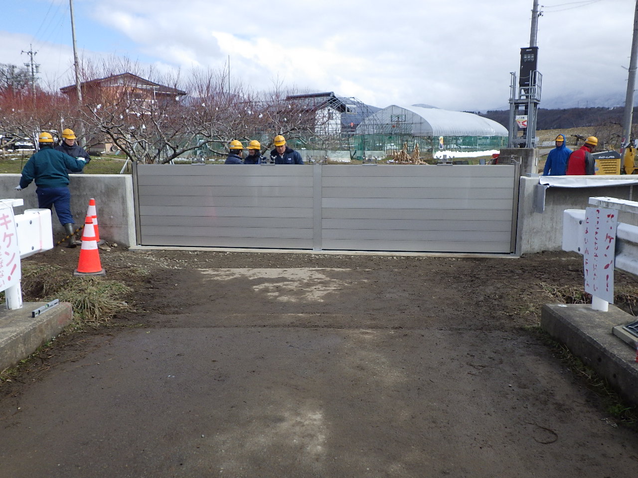 施工事例 : 通路がそのまま堤防に。一級河川本沢川における「陸閘（りっこう）」設置工事